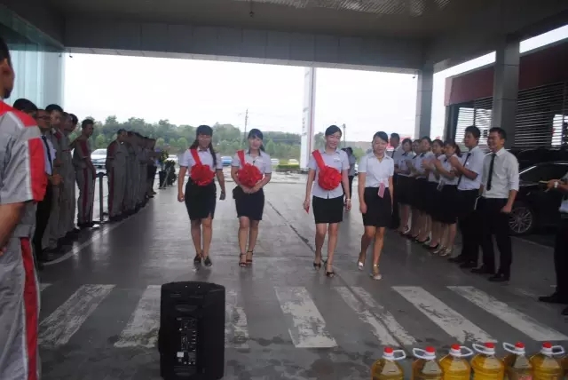 天嬌集團(tuán)一汽豐田(邵陽(yáng)華運(yùn)通)4S店優(yōu)秀員工表障大會(huì)(2016年7月份) 天嬌集團(tuán)一汽豐田(邵陽(yáng)華運(yùn)通)4S店優(yōu)秀員工表障大會(huì)(2016年7月份)