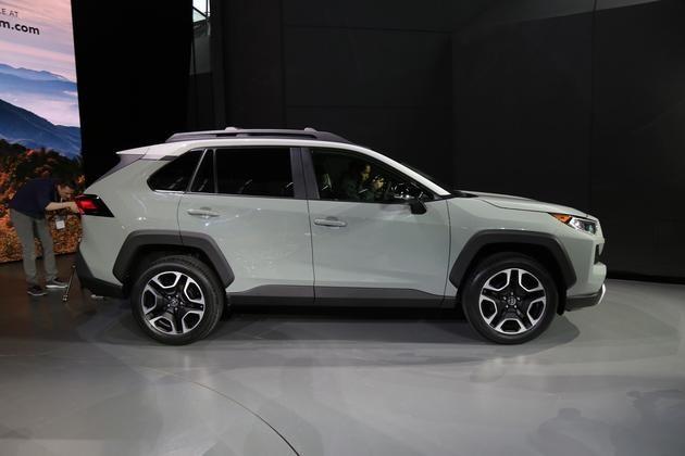 豐田全新RAV4或?qū)⑻峁┢咦?加長(zhǎng)30mm的軸距有用了 豐田全新RAV4或?qū)⑻峁┢咦?加長(zhǎng)30mm的軸距有用了